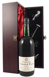 Taylor's Crusted Port 1974 in einer mit Seide ausgestatetten Geschenkbox. Da zu vier Wein Zubehör, Korkenzieher, Giesser, Kapselabschneider,Weinthermometer, 1 x 750ml - 1